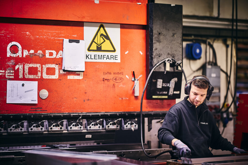 Knekking-Platebearbeiding-Nomek-AS-low