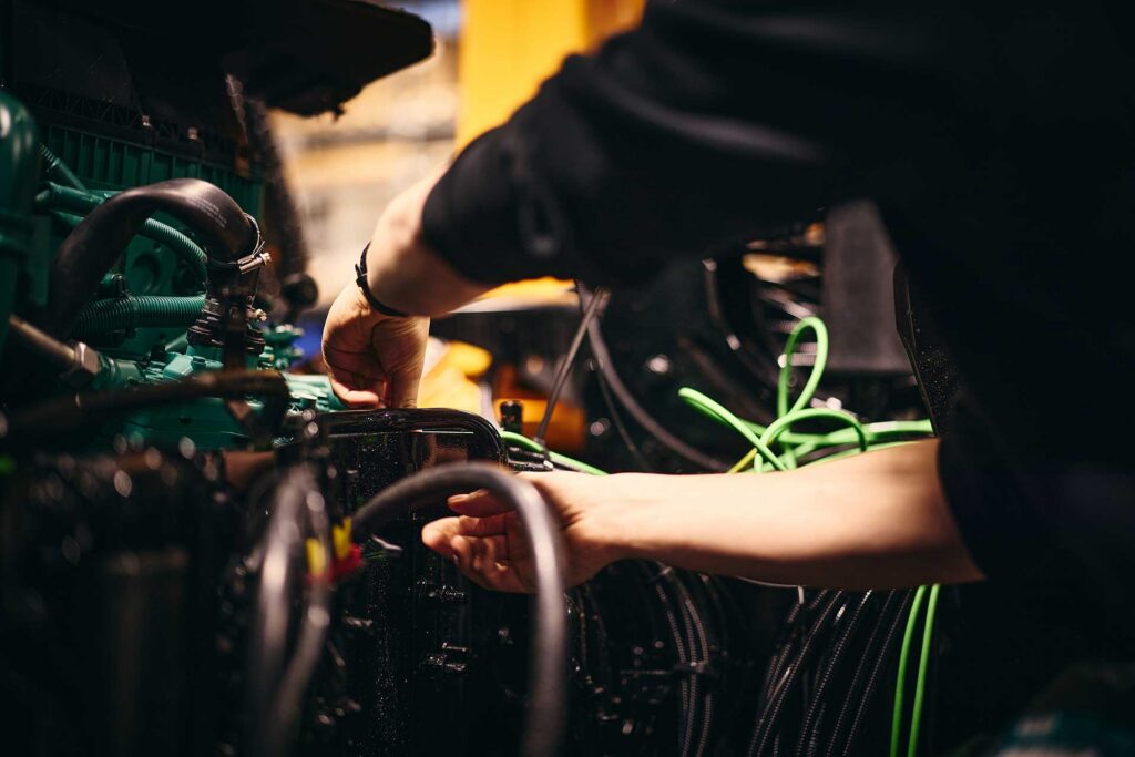 Nærarbeid på motor og hydraulikk i Nomek sitt verksted.
