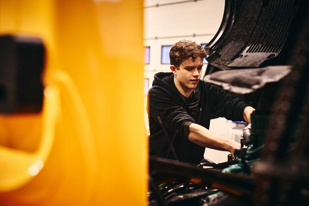 Ansatt i Nomek som jobber med lastebilpåbygg i industriverkstedet til Nomek på Stryn