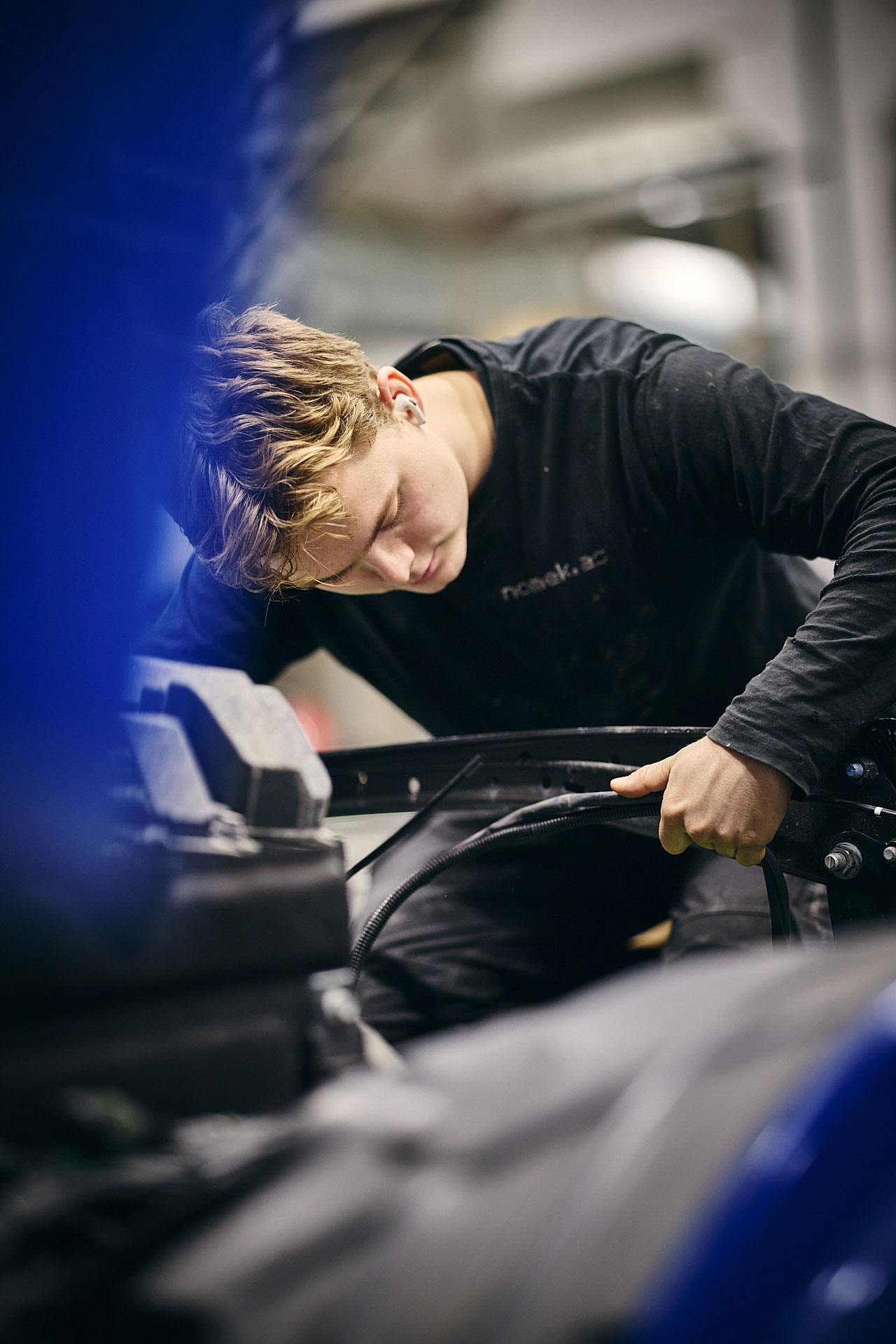 Miljopabygg-bla-lastebil-ansatt-industriverksted-Nomek-AS-low