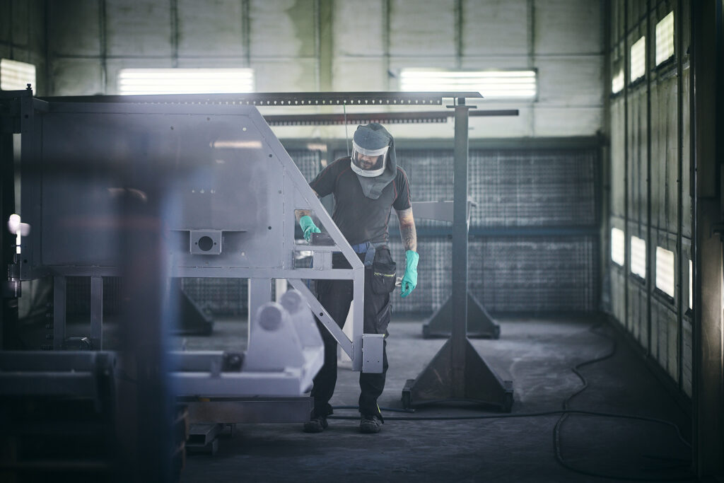 Våtlakkering av industriell stålkonstruksjon hos Nomek – presis overflatebehandling i lakkeringsverksted