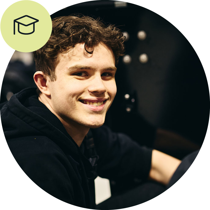 Lærling hos Nomek AS som smiler mot kamera